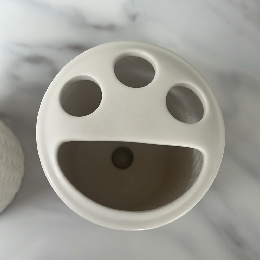 Pair of Pottery Barn ceramic toothbrush holders - Picture 5 of 8